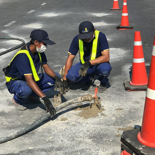 งานปิดซ่อมโพรงใต้พื้นถนนคอนกรีตด้วยวัสดุน้ำปูน (cement slurry) สถานีขนส่งผู้โดยสารกรุงเทพ