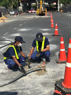 งานปิดซ่อมโพรงใต้พื้นถนนคอนกรีตด้วยวัสดุน้ำปูน (cement slurry)