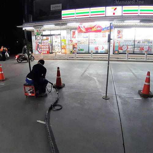 งานแก้ไขน้ำขังที่ผิวคอนกรีต และยกปรับระดับลานจอดรถร้านสะดวกซื้อ